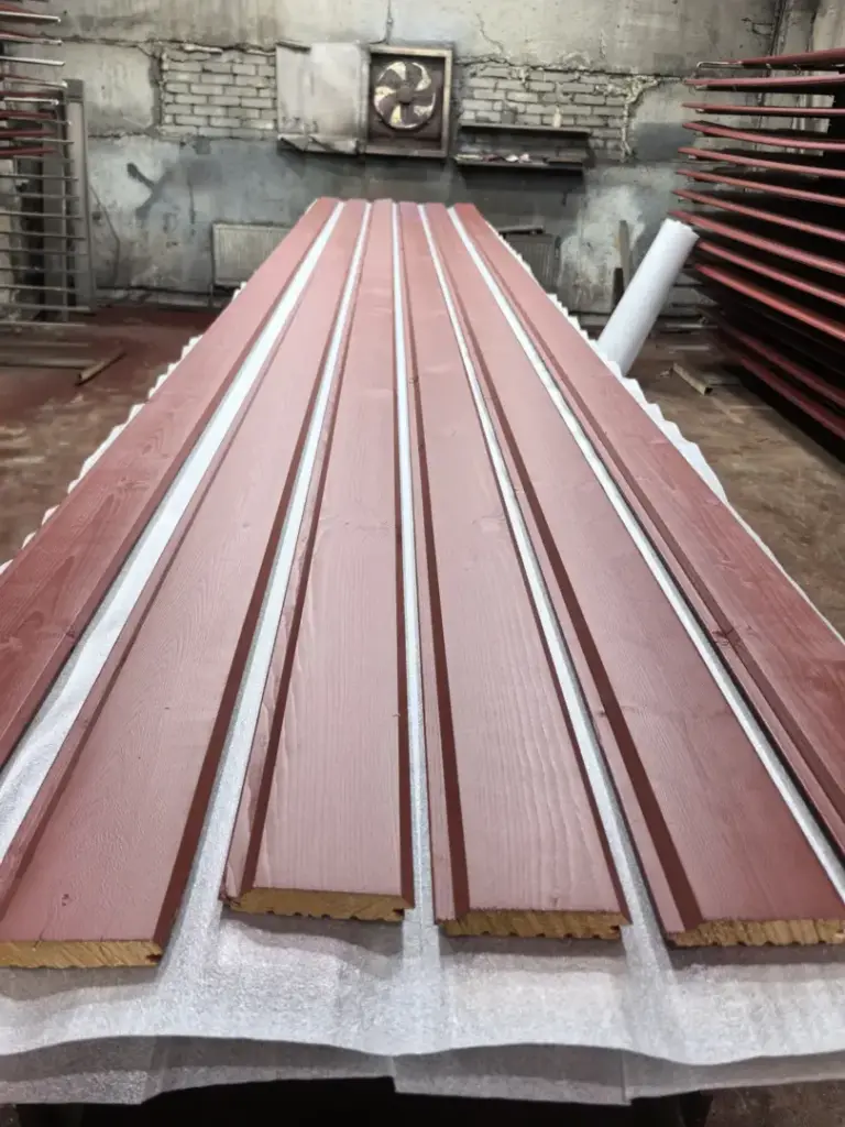 Готовые элементы карельского профиля после покраски RENOWOOD Nordica