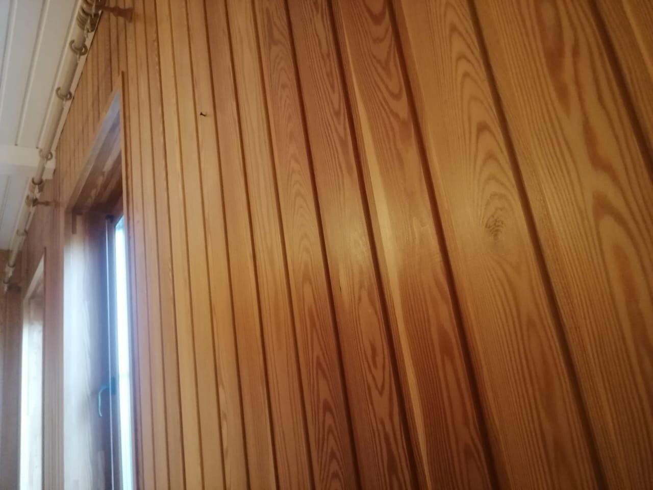 Вертикальная евровагонка у окна с выраженными тенями в стыках