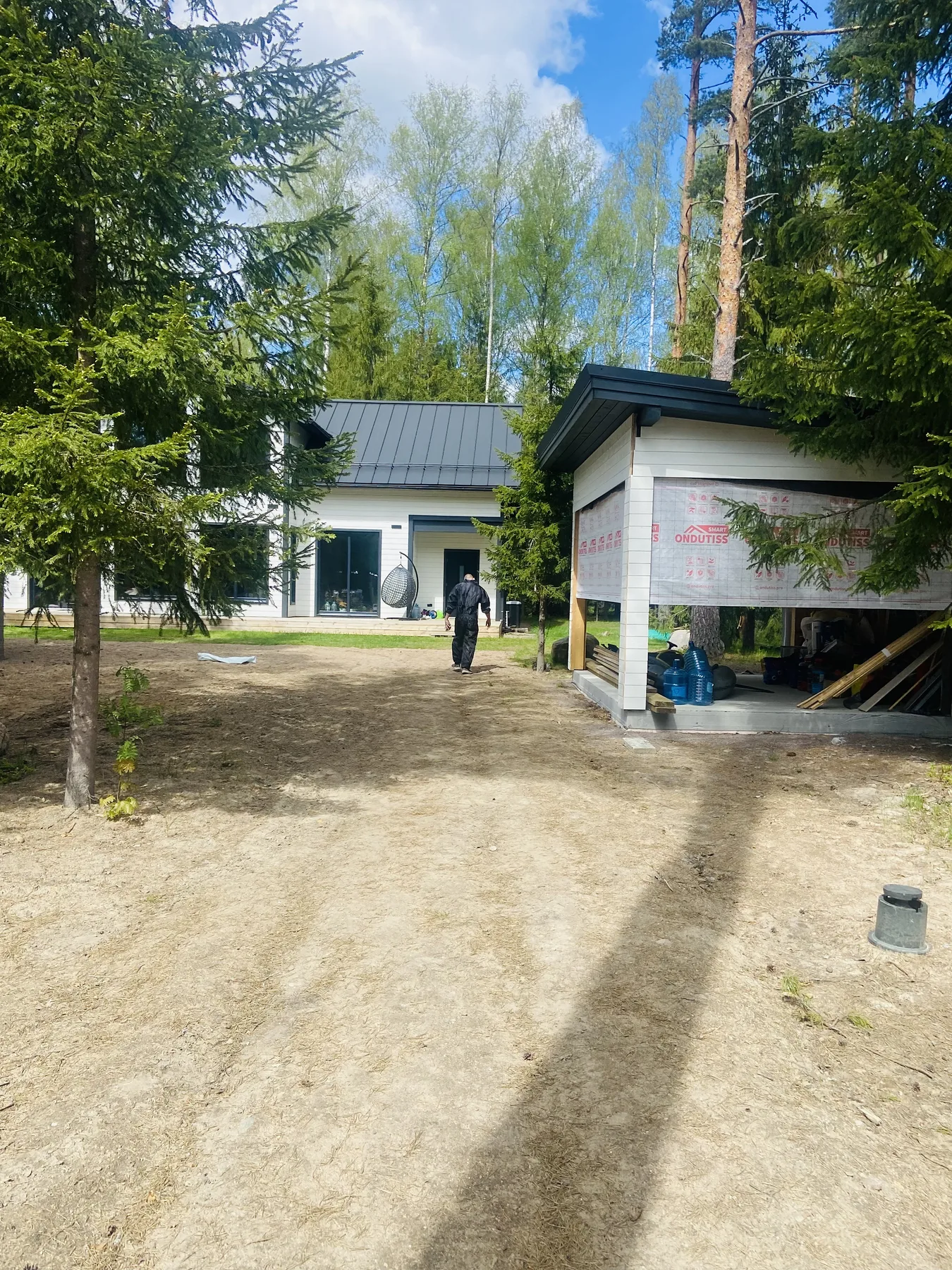 строение с фасадом из скандинавской доски во время работ