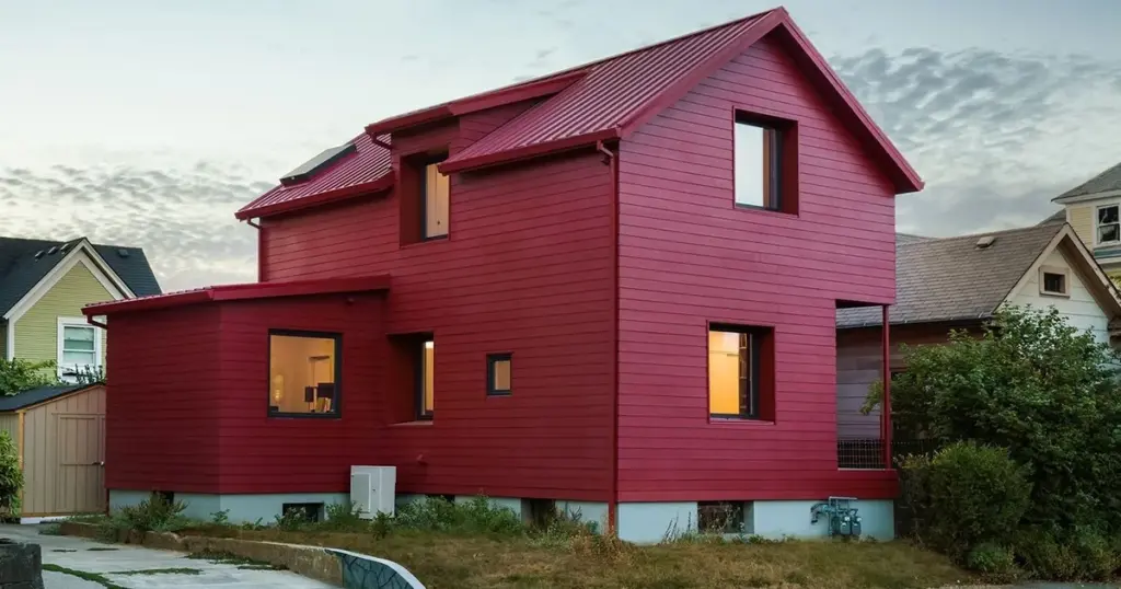Фасад из карельского профиля после покраски RENOWOOD Nordica в цвете 3005