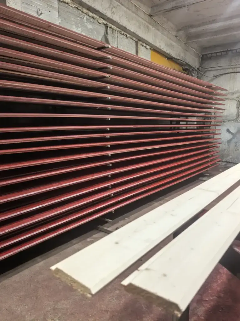 Карельский профиль RENOWOOD Nordica цвет 3005 на стеллажах для сушки
