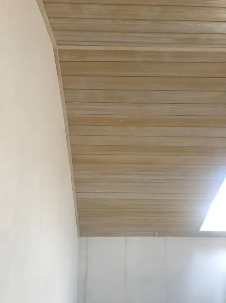 Светлый потолок из вагонки ангарской сосны с воском RENOWOOD Eco Vaha
